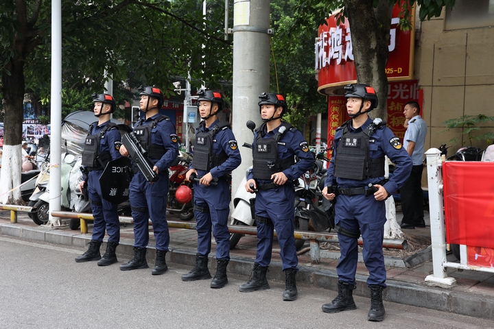 公安、交警、民兵在维护考点秩序。