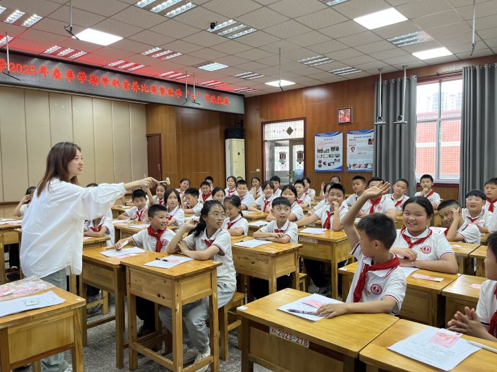 婁山關街道將軍希望小學的老師正在給同學們上心理健康課。 戴密密攝.JPG