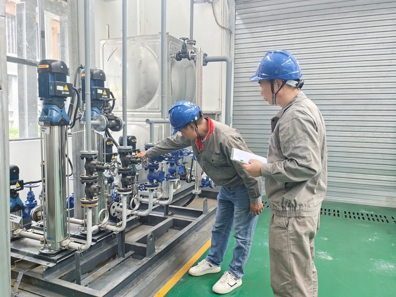 电极锅炉控制室工作人员正在检查设备。