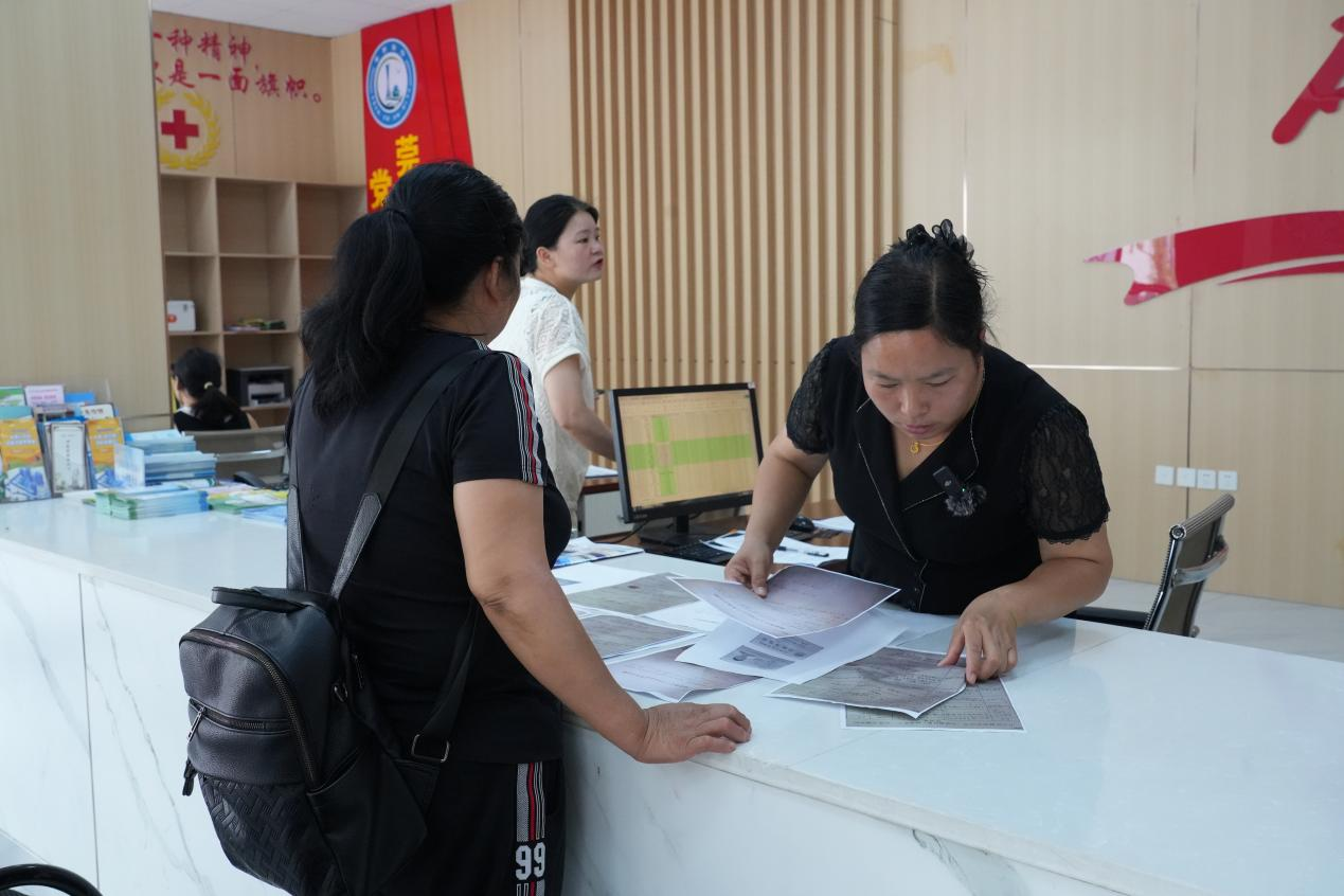 搬迁群众张敏正为居民讲解就业补贴申报流程。