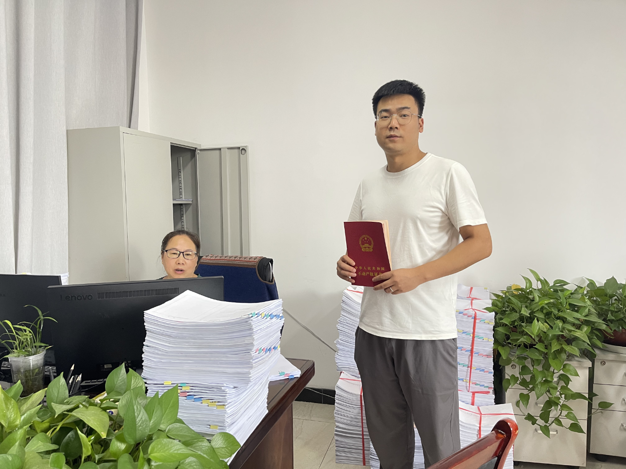 江口縣不動產登記中心頒發全省首本“活立木”單株不動產登記証書。