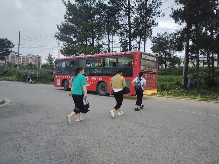 图为：标准厂房职工有序乘坐公交车下班.jpg