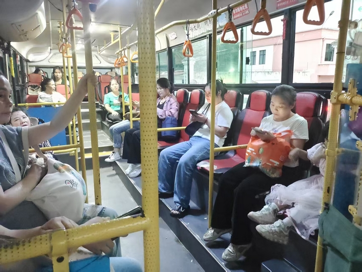 图为：下班职工乘坐公交车回家.jpg