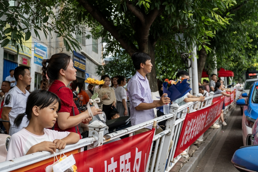 考场外的温情守望。