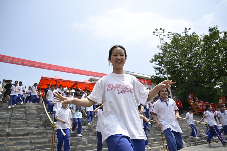 考生飞奔出考场。