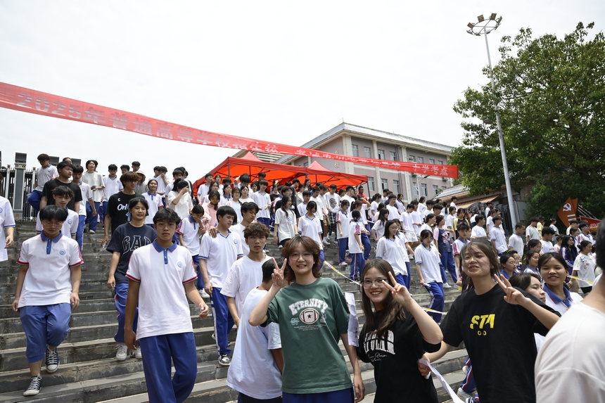 考生飞奔出考场。