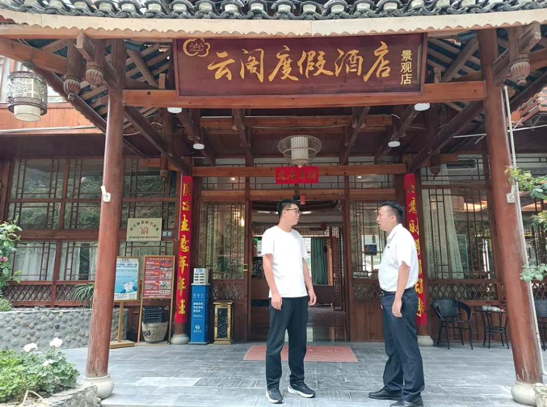 陸玉海（左）向肇興支行工作人員咨詢最新金融產品.