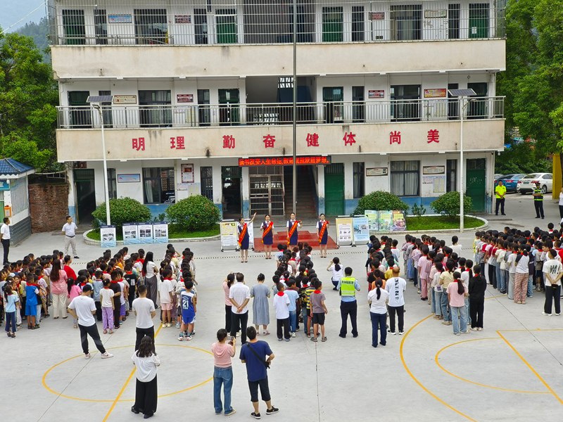 图为第三片区中心以打快板节目如何查找身边安全隐患。