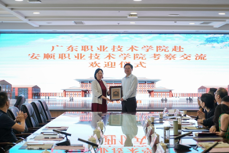 赠送纪念品。
