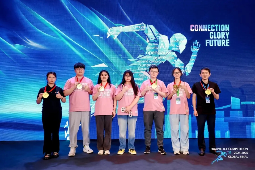 贵州工商职业学院代表队与贵州大学代表队合影。