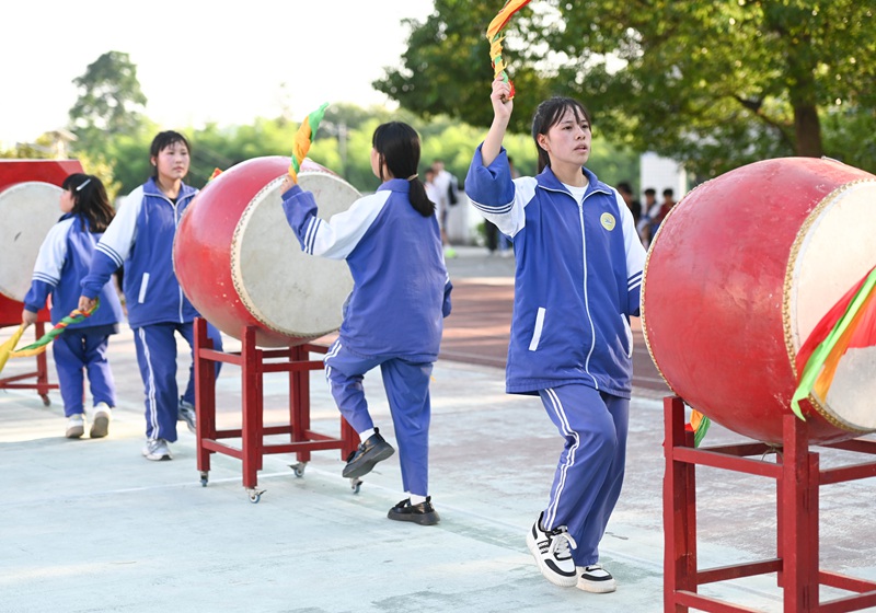 鬆桃苗族自治縣正大鎮中學的學生在打花鼓。