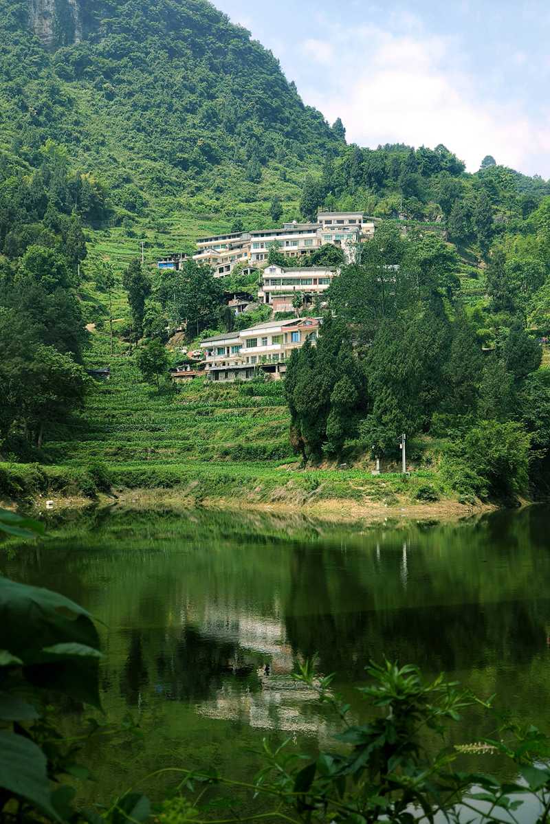 水庫旁群山環抱，屋舍儼然。稅會靜攝