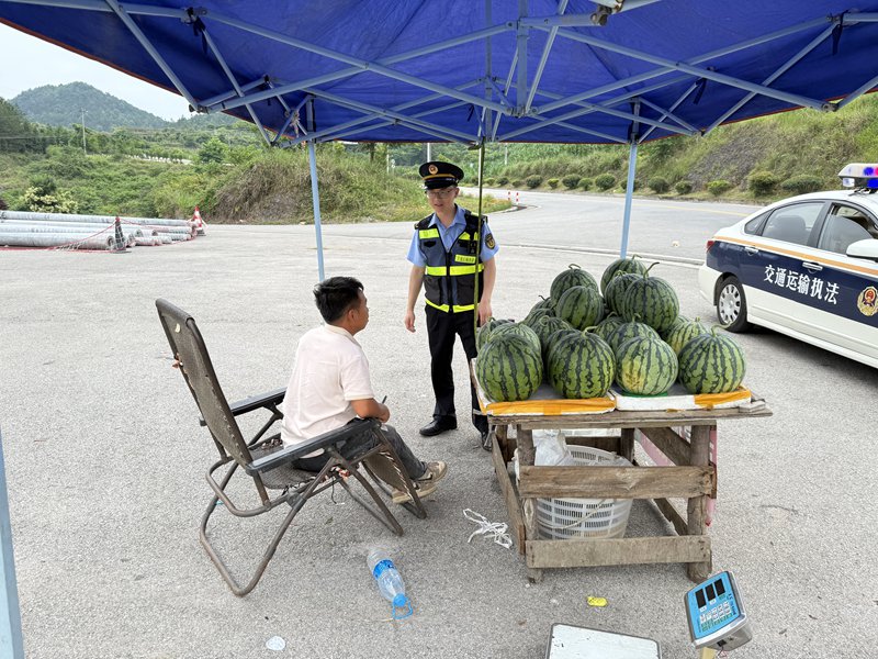 图为二大队执法人员走访调查。