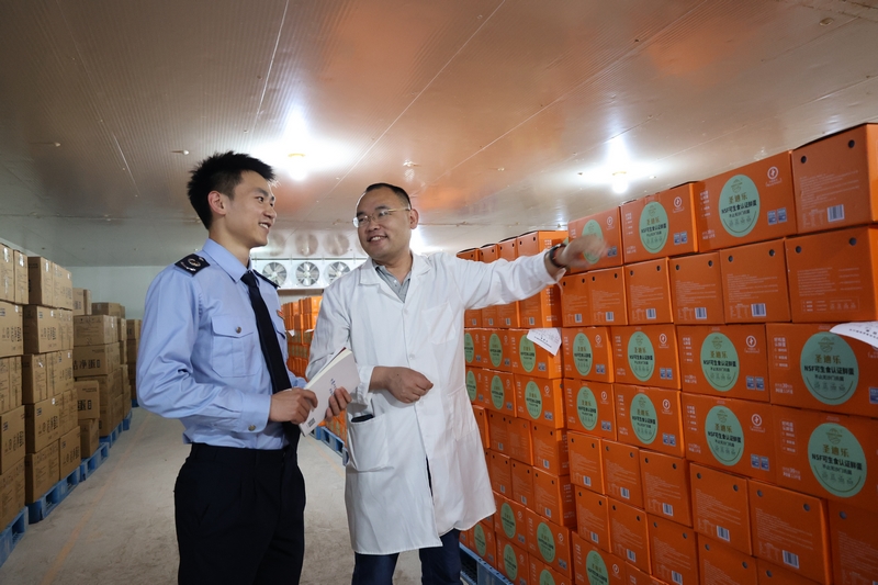 畢節市高新稅務分局干部在貴州聖迪樂村生態食品有限公司走訪，調研粵港澳大灣區‘菜籃子’生產基地小微企業生產銷售情況。楊蝶攝