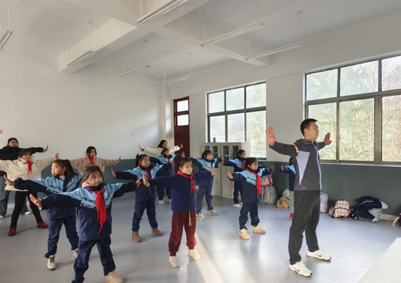 在乡村小学开展体育教学服务。