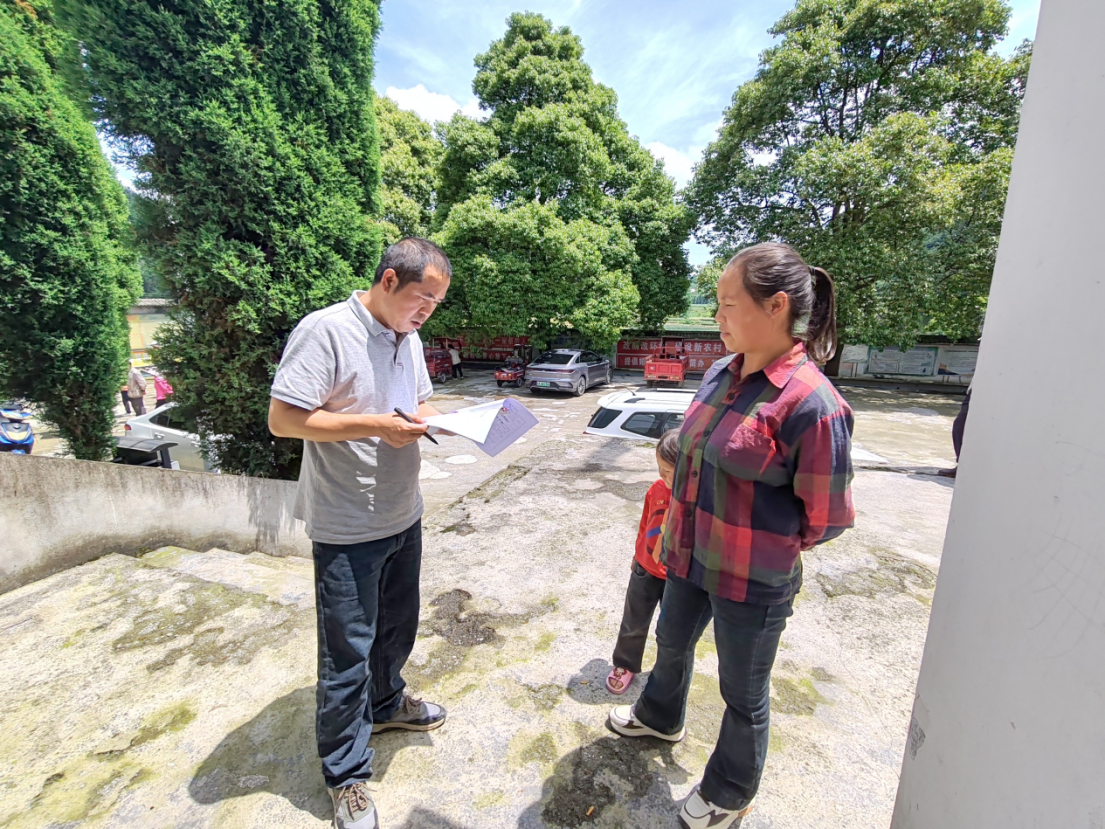 3、息烽縣石硐鎮黨員干部在新寨村田壩組開展群眾走訪，了解民情需求。