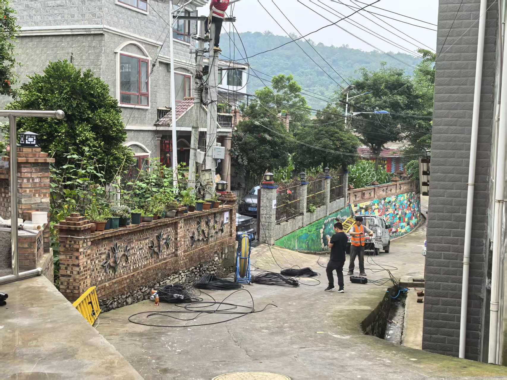 工作人员正在搭建通信线缆。岳强摄