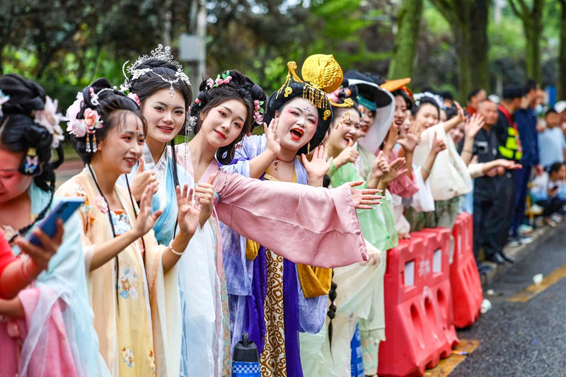 市民盛装前来为参赛者加油。图片由主办方提供