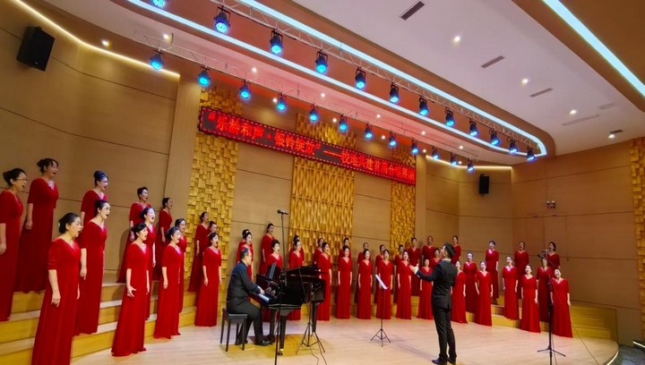 黔南州老年干部局银铃合唱团演出.jpg
