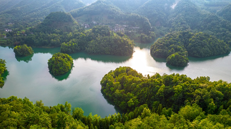 贵州省毕节市百里杜鹃管理区百里杜鹃湖美景。