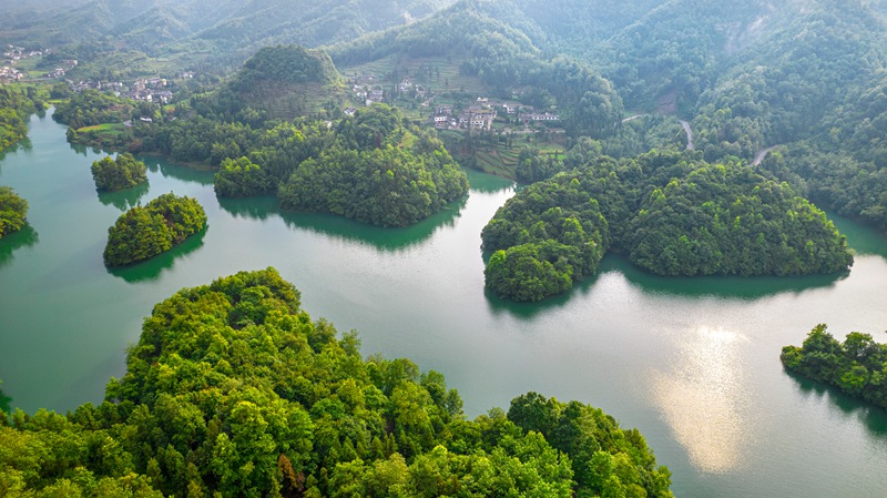 贵州省毕节市百里杜鹃管理区百里杜鹃湖美景。