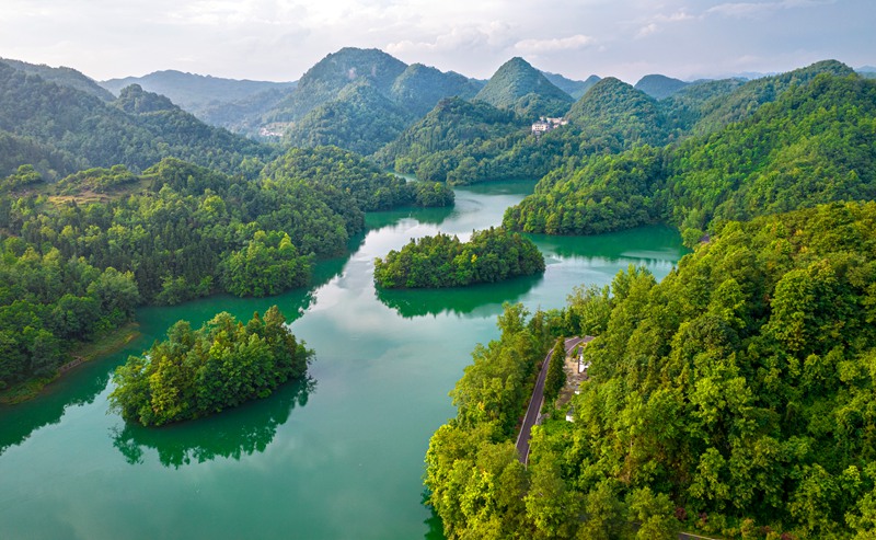 贵州省毕节市百里杜鹃管理区百里杜鹃湖美景。