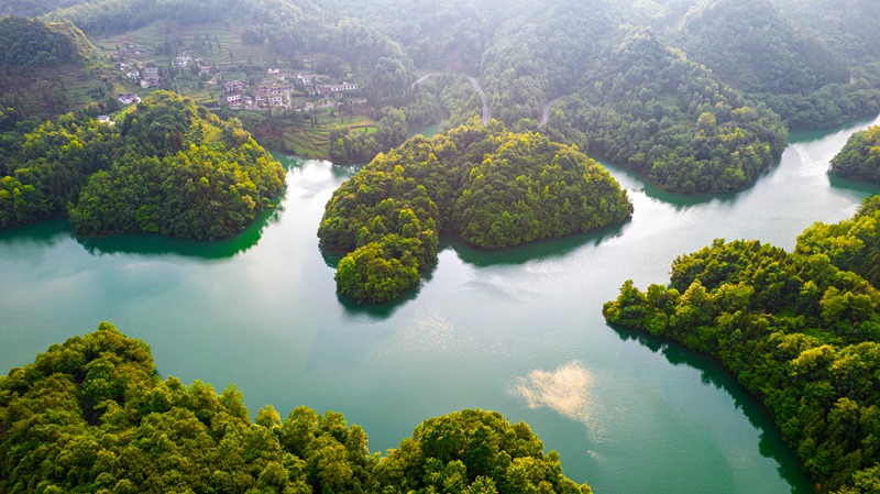 贵州省毕节市百里杜鹃管理区百里杜鹃湖美景。