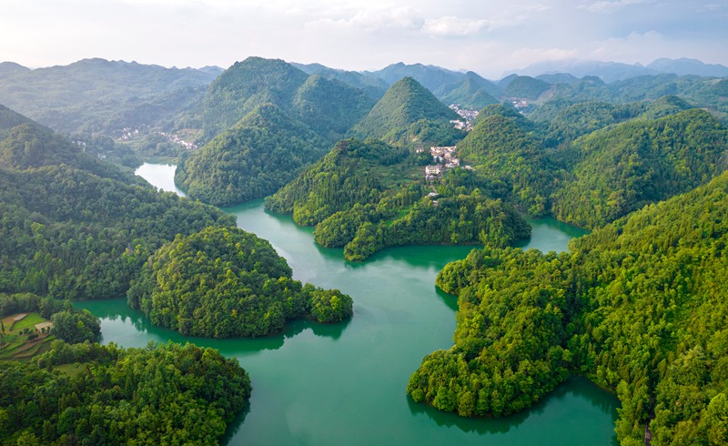 贵州省毕节市百里杜鹃管理区百里杜鹃湖美景。