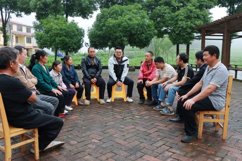 召开“两清两改两治理”坝坝会。