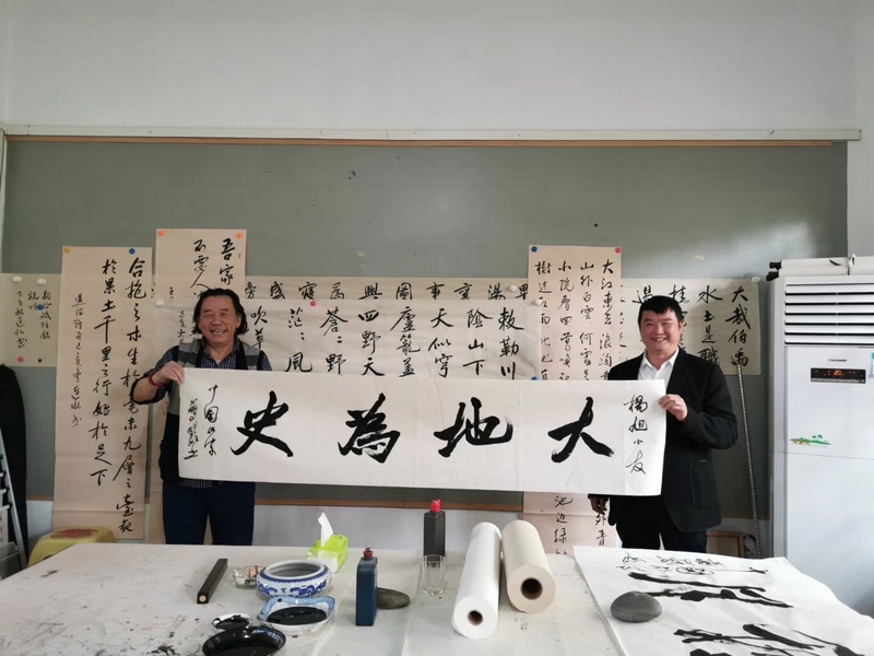 中國報告文學家蔣巍書贈楊旭“大地為史”。