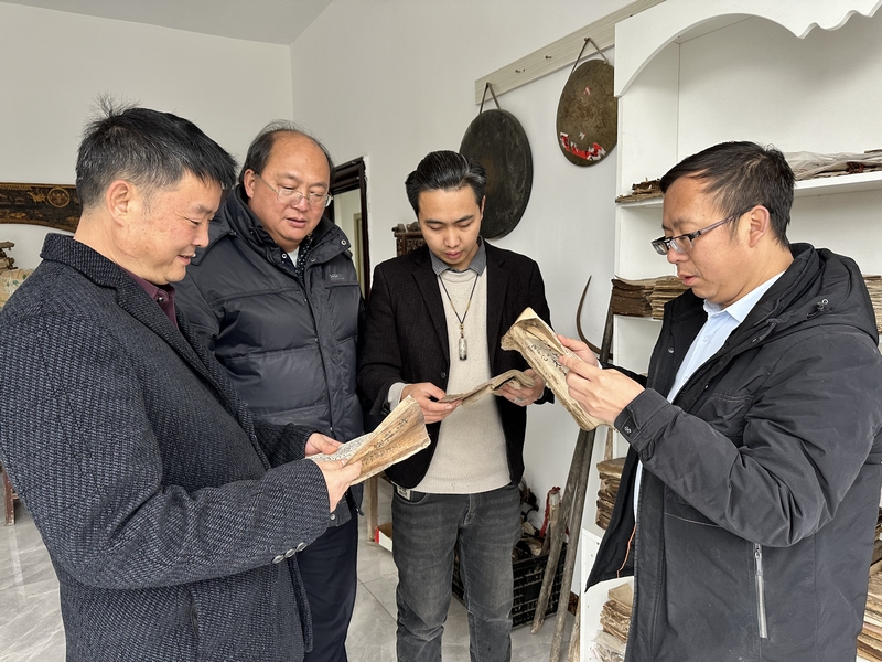 楊旭查閱資料編寫《德江教育志》。