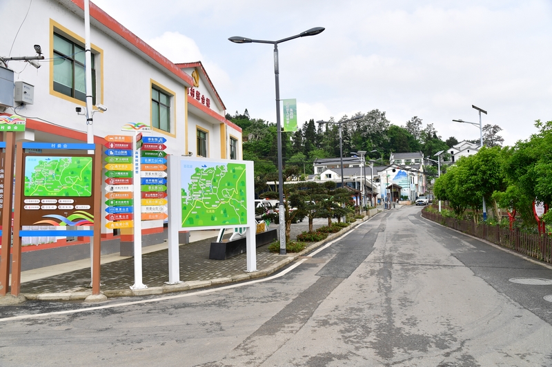 高寨村裡干淨整潔的道路。