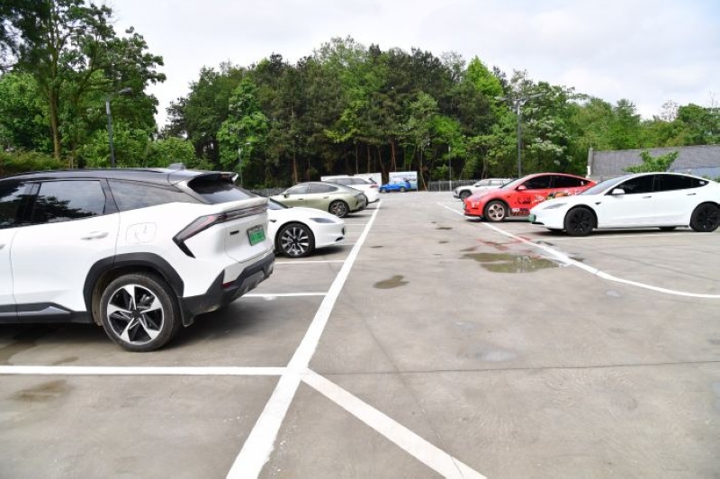 村裡新修建的停車場。