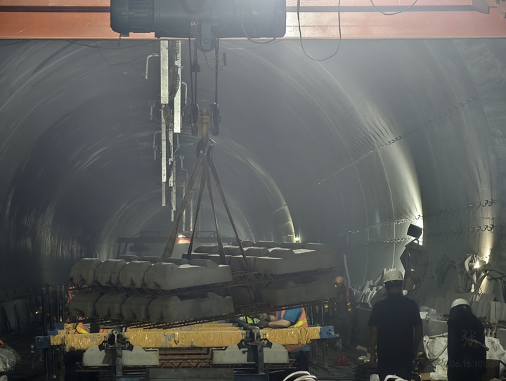 毫米级精度筑造高铁底盘！盘兴铁路无砟道床施工冲刺收官。