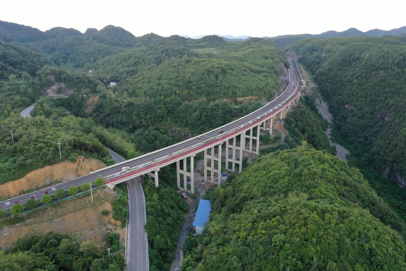 百里杜鹃旅游公路一角。