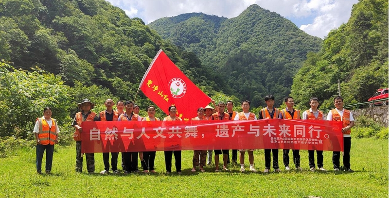 德旺总站及乌罗总站在辖区开展巡护及宣传引导。