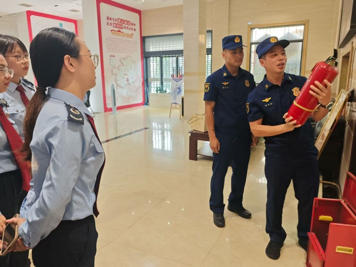平塘县消防救援大队到税务局办公区开展消防安全检查。