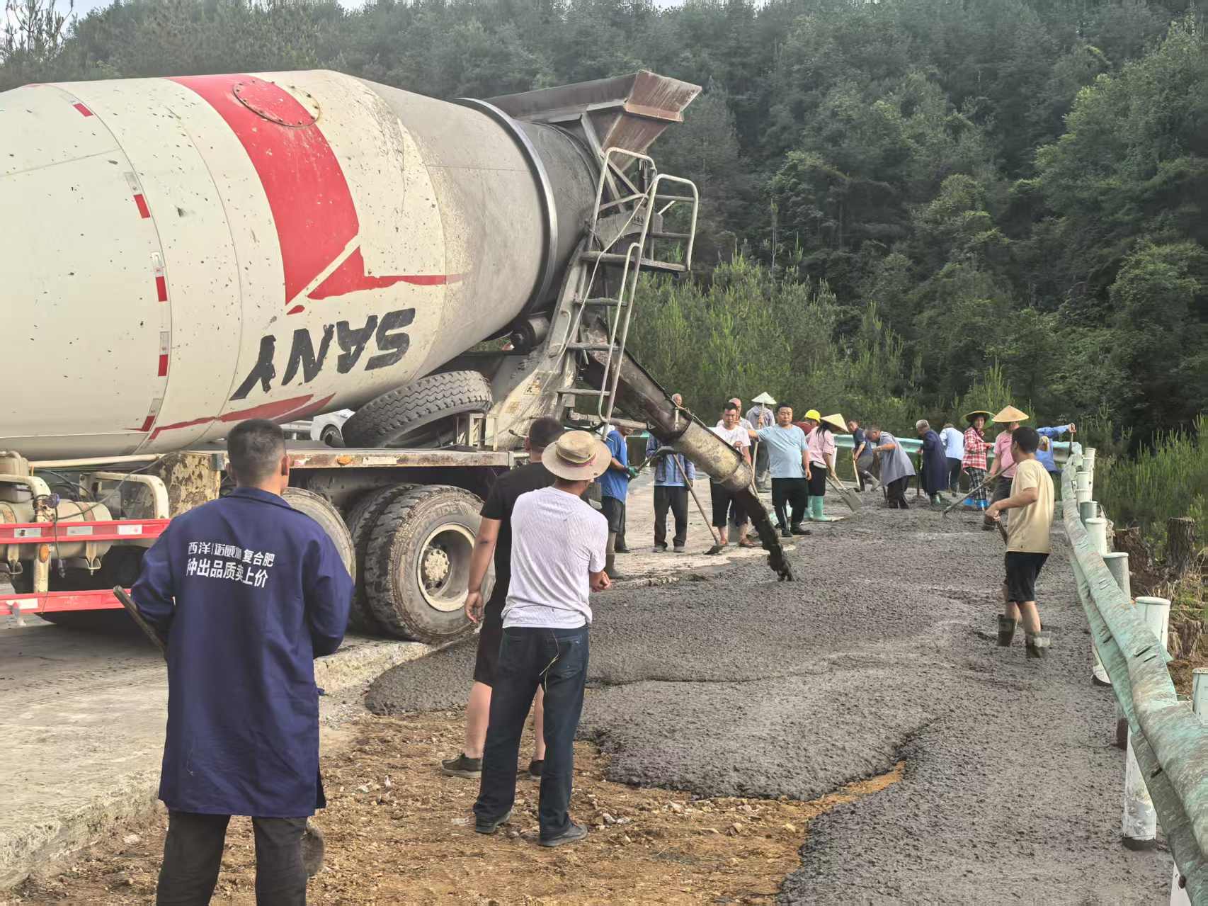 群众合力维修道路.
