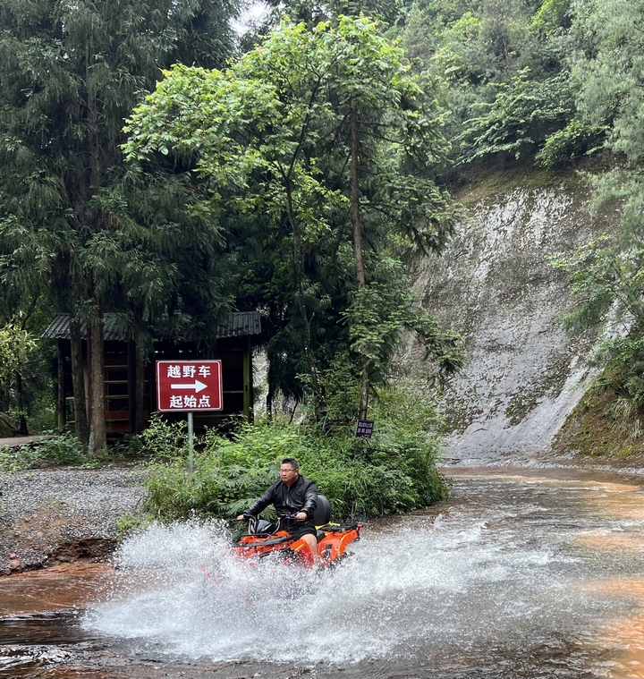 2、习水大坡飞鸽林场，越野车水中穿行，畅享 “车在画中游” 的避暑野趣 。习水县融媒体中心供图.jpg