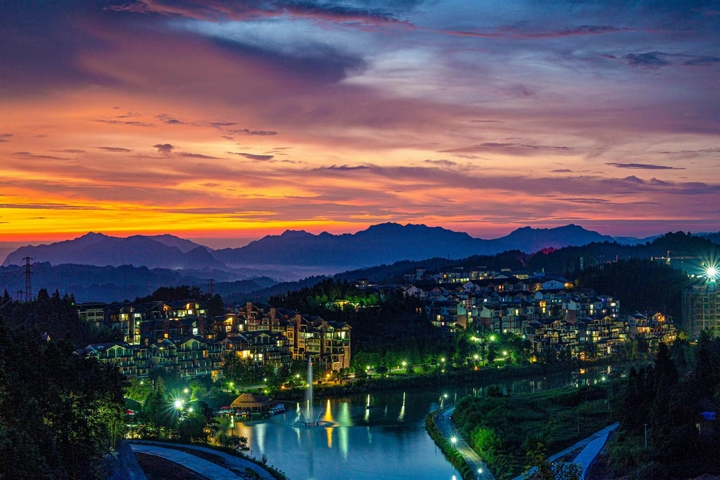 习水寨坝云岭翠湖夜景：晚霞映山水，诗画田园里的清凉旅居夜。习水县融媒体中心供图.jpg