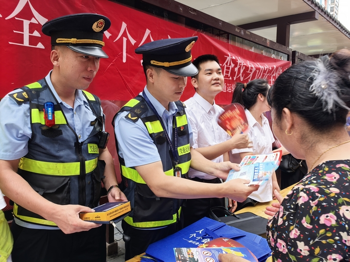 贵州省交通运输综合行政执法七支队十一大队开展安全咨询日宣传活动。.jpg