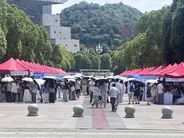 招聘会现场。