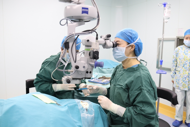 医生在为患者实施手术。