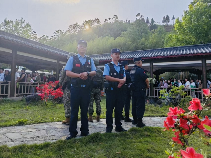 民輔警在景區執勤.jpg