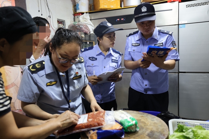 民警聯合市場監管工作員檢查食品安全.jpg