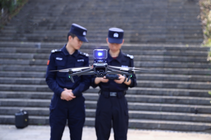 民警操控無人機對景區開展巡邏.jpg