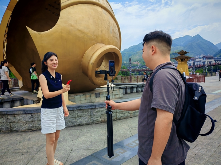 網紅主播在茅台鎮進行文旅宣傳。余甚君 攝.jpg