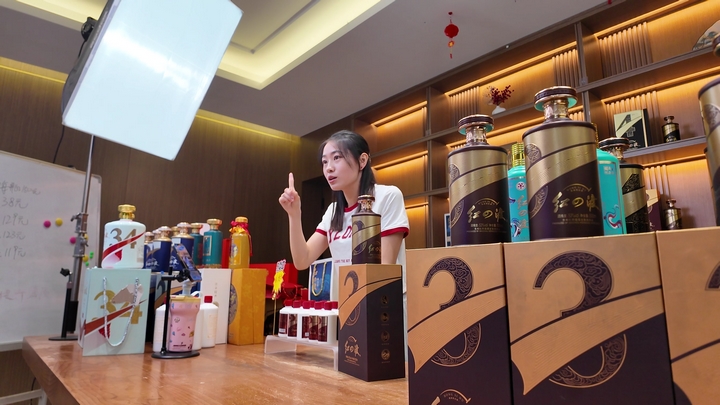 紅四渡酒業直播團隊618促銷直播 。余甚君 攝.jpg