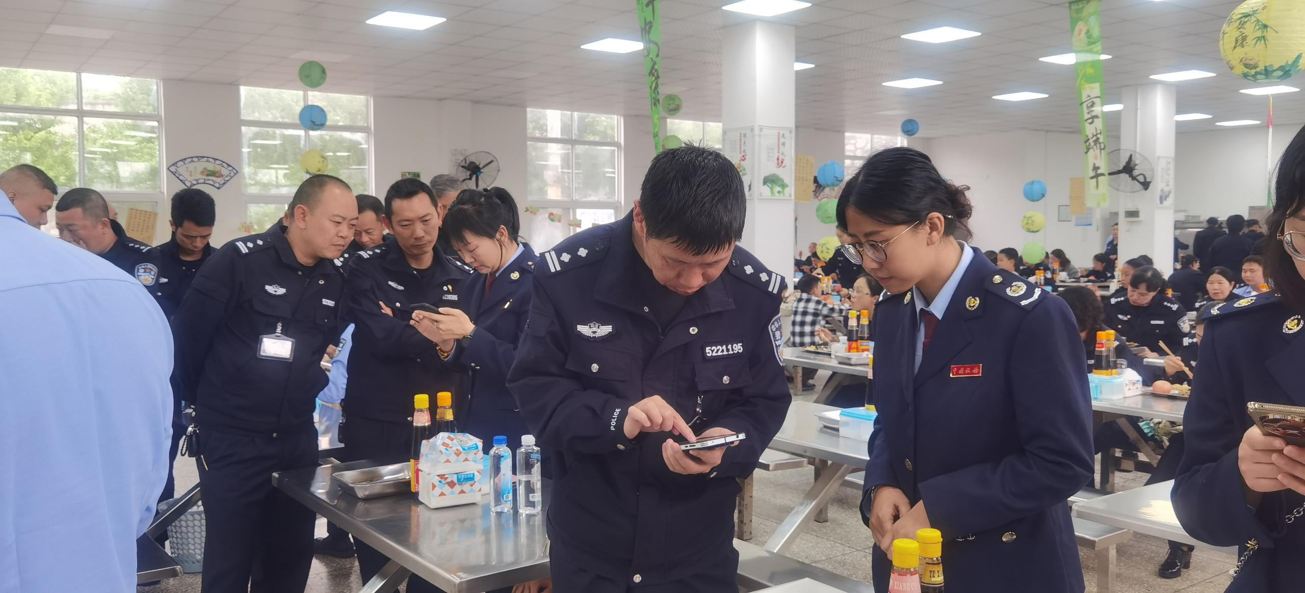 西秀區稅務局精准推送個人所得稅政策進監獄。 賀蓓蕾攝.jpg