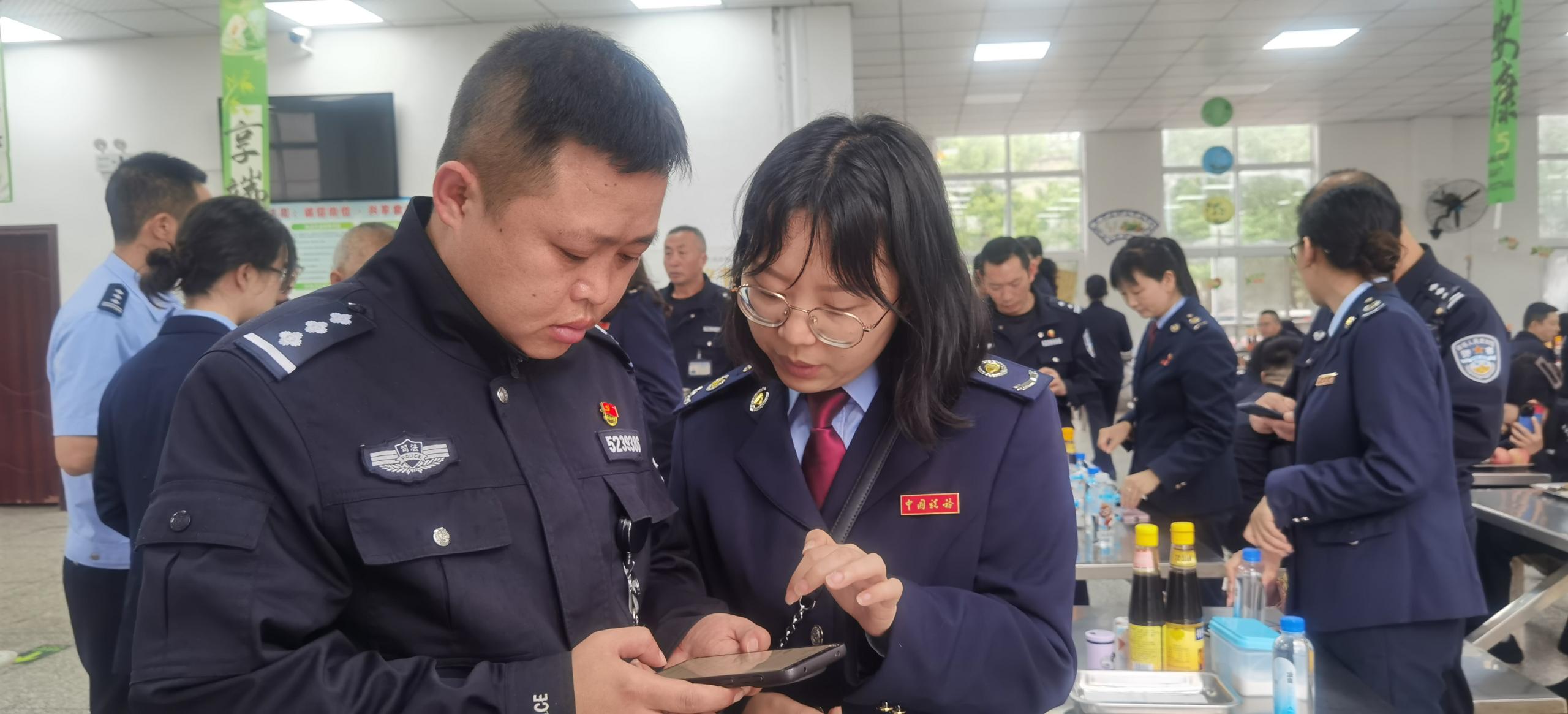 西秀區稅務局精准推送個人所得稅政策進監獄。 賀蓓蕾攝.jpg
